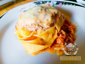 Makaronų lizdeliai su faršu ir sūriu grietinėlės padaže