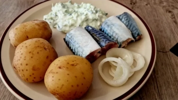 Skumbrė marinuota juodoje arbatoje su svogūnų lukštais