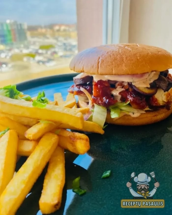 Naminis traškus vištienos burgeris su medaus-sojų padažu