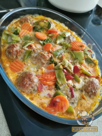 Troškinti maltos mėsos kukuliai grietinės padaže su daržovėmis