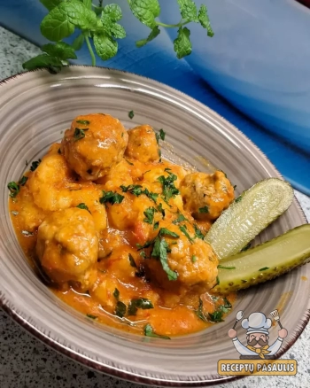 Mėsos faršo kukuliai su išmirkytu batonu pomidorų padaže