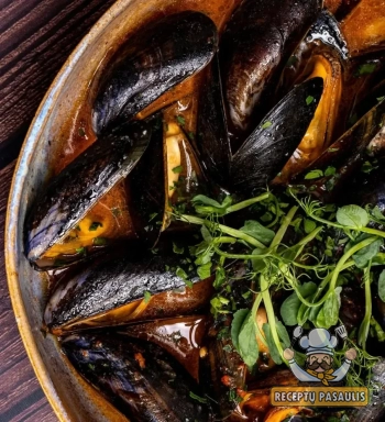 Midijos žaliojo kario padaže su kokosų pienu