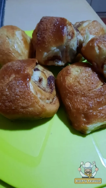 Mielinės bandelės su cinamonu, graikiniais riešutais ir džiovintais obuoliais