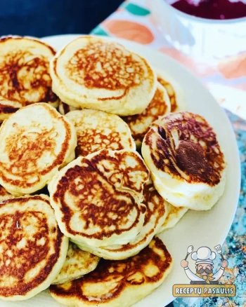 Purus ir neriebūs mieliniai Užgavėnių blynai su pienu