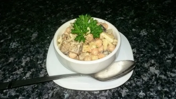 Mišrainė su kepta duona, obuoliais, čederiu ir konservuotais avinžirniais