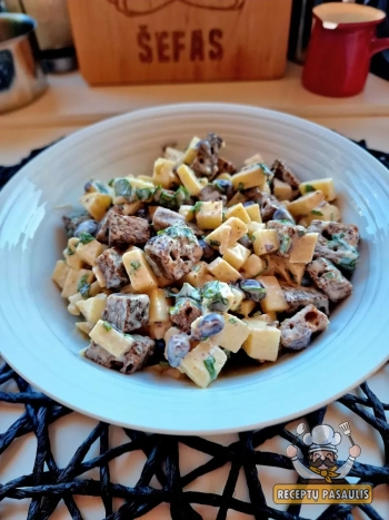 Keptos duonos ir sūrio mišrainė su obuoliais