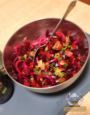 Mišrainė su burokėliais, brokoliais ir raugintais agurkėliais