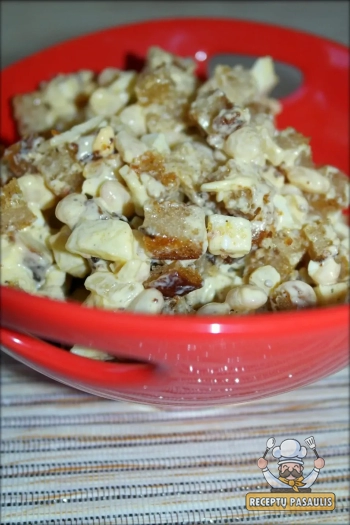 Pupelių mišrainė su duona, sūriu ir rūkyta vištiena