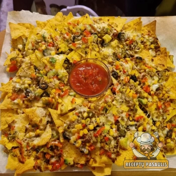 Užkepti nachos čipsai orkaitėje su faršu ir sūriu