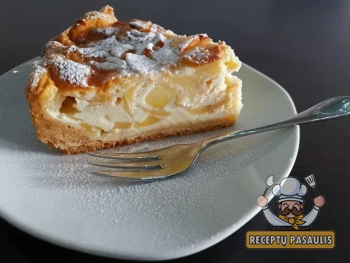 Seserų cvetajevų obuolių pyragas su grietininiu kremu