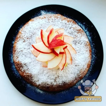 Nuostabus obuolių pyragas su plikytu kremu