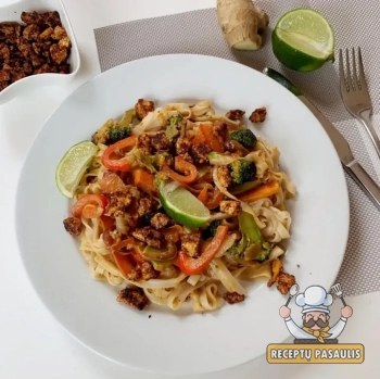 Veganiškas Pad thai su ryžių makaronais, tofu ir daržovėmis