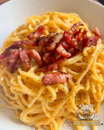 Pasta Carbonara - makaronai su šonine, kiaušinių tryniais ir sūriu