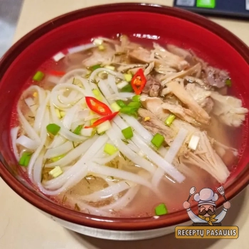 Vietnamietiška sriuba - vištienos pho su ryžių makaronais