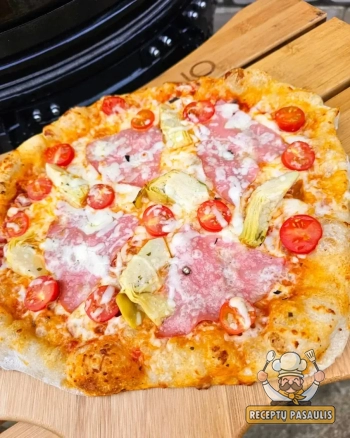 Naminė pica su mortadella dešra, artišokais ir sūriu