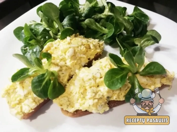 Paprasta pikantiška mišrainė iš kiaušinių ir fermentinio sūrio