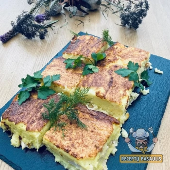 Paprastas ir skanus tarkuotų bulvių plokštainis su krakmolu