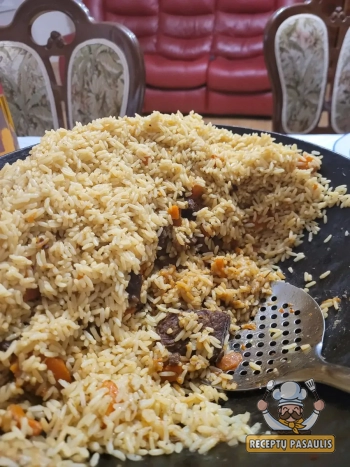 Plovas su kiaulienos sprandine, aštriu pomidorų padažu ir garstyčiomis