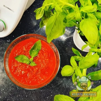 Pomidorų padažas su daržovėmis žiemai