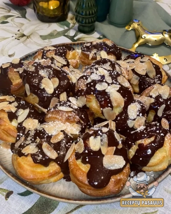 Profiteroles receptas - plikyti pyragaičiai su vaniliniu kremu ir šokolado glaistu