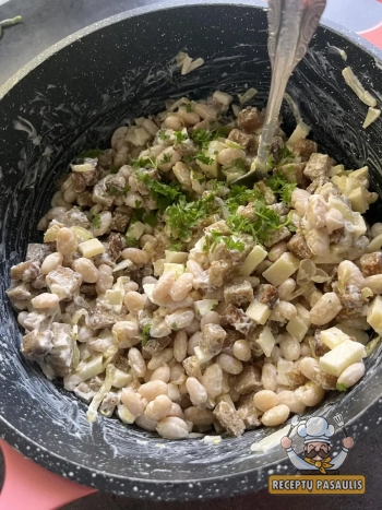 Senovinė pupelių mišrainė su kepta juoda duona, sūriu