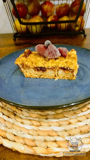 Trupininis pyragas su varške ir uogiene