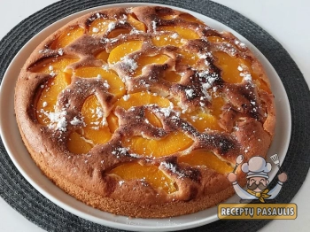 Lengvas pyragas su kondensuotu pienu ir konservuotais persikais