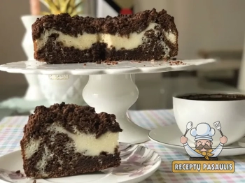 Trupininis kakavinis pyragas su varške ir grietine