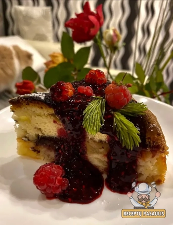 Paprastas, greitas ir sultingas kefyrinis pyragas su obuoliais