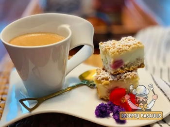 Rabarbarų pyragas su plikytu kremu