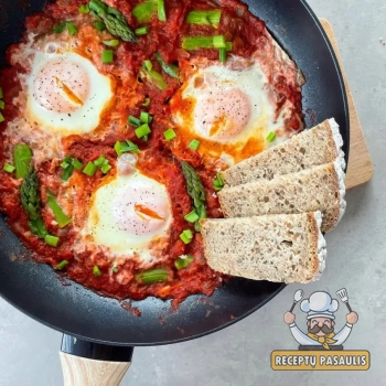 Šakšuka (shakshuka) - troškintose daržovėse kepti kiaušiniai