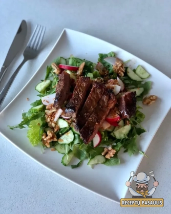 Salotos su jautiena, daržovėmis ir padažu