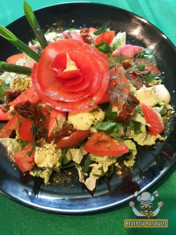 Skanios pekino kopūstų salotos su krabų lazdelėmis