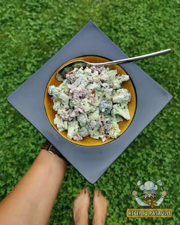 Keto brokolių salotos su mėlynuoju svogūnu ir bekonu