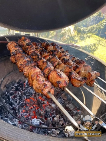 Šašlykai marinuoti juodoje arbatoje su svogūnais, bazilikais ir raudonėliu