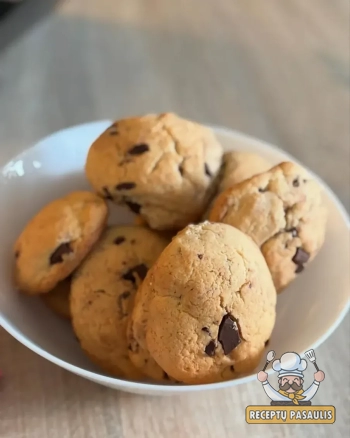 Paprasti miltiniai sausainiai su šokoladu