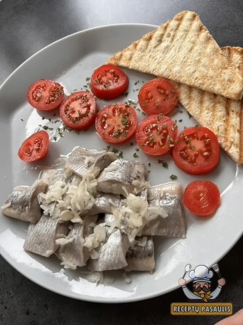 Skani naminė silpnai sūdyta silkė su svogūnais