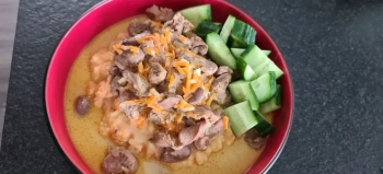 Keptuvėje troškintos vištienos širdelės su morkomis ir grietinėle