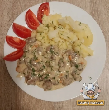 Troškinti vištienos skrandukai grietinėlės padaže su morkomis