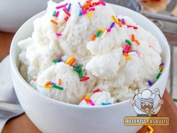 Vaniliniai naminiai ledai ant sniego (Lauke)