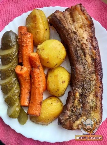 Kepta šoninė orkaitėje su bulvėmis ir morkomis