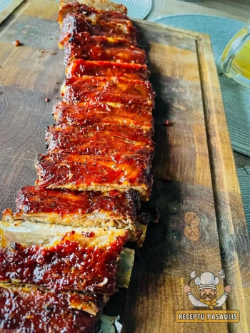 Lipnūs kiaulienos šonkauliukai su sojų padažu ir medumi