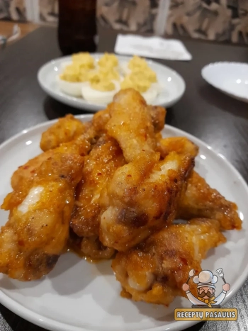 Traškūs vištienos sparneliai miltuose, kiaušinyje ir prieskoniuose, kepti keptuvėje