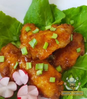 Lipnūs vištienos sparneliai su padažu kepti orkaitėje