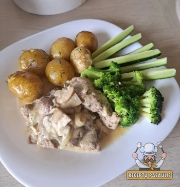 Kreminė kiaulienos sprandinė su pievagrybiais