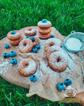 Sveikesnės varškės spurgytės su graišku jogurtu, be aliejaus kepimo