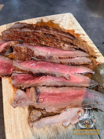 Medium Rare Steikas - jautienos kepsnys su vyno padažu