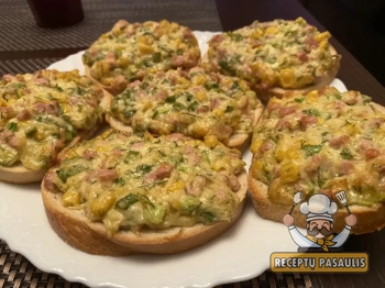 Skaniausi orkaitėje kepti sumuštiniai su dešrelėmis, sūriu ir daržovių mišraine