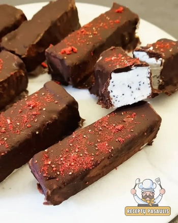 Naminiai varškės sūreliai su šokoladiniu glajumi