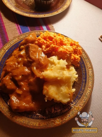 Senovinis tarybinis kiaulienos guliašas su bulvių koše